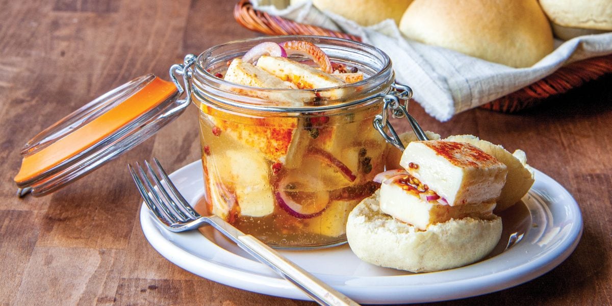 Nakládané sýry, tvarůžky a utopenci – tradiční české delikatesy