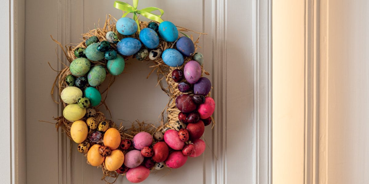 Velikonoční věnec z barevných vajíček - dekorace na dveře a na velikonoční stůl