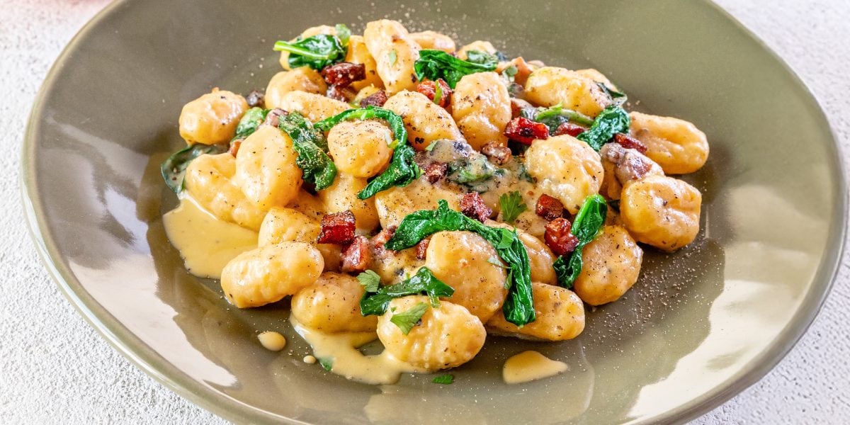 Gnocchi se listovým špenátem a slaninou