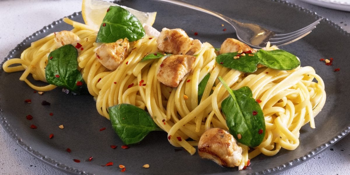 Linguine těstoviny s chilli kuřecími kousky a bazalkou