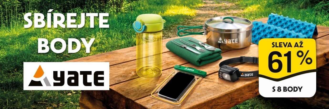 Outdoorové vybavení rozložené na stole