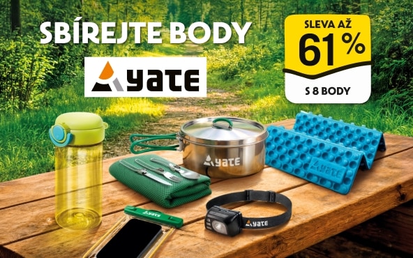 Outdoorové vybavení rozložené na stole