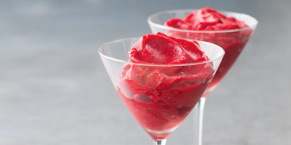 Malinový sorbet servírovaný ve sklenici.