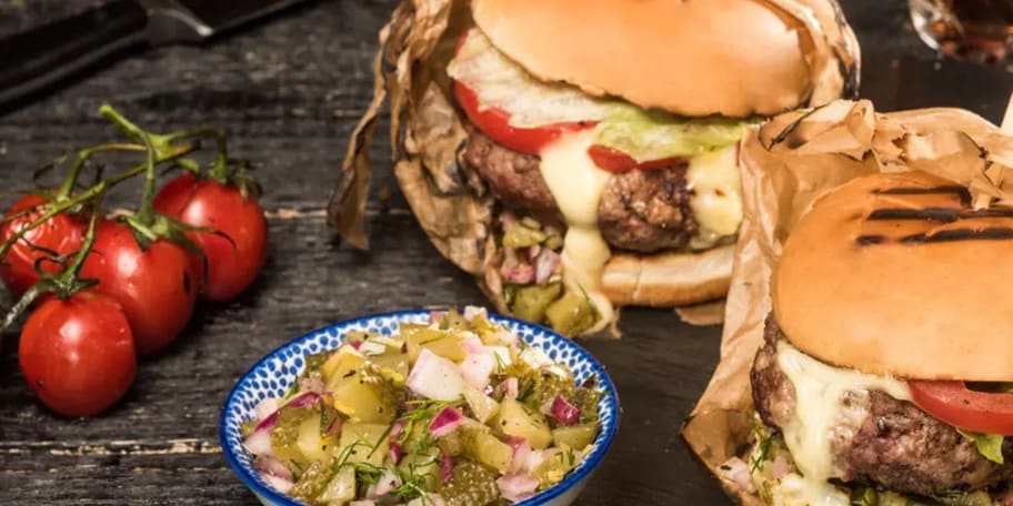 Hamburger Dvouručák a okurková salsa