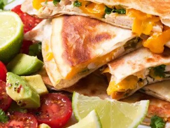 Mexické kuřecí quesadillas se salsou z avokáda