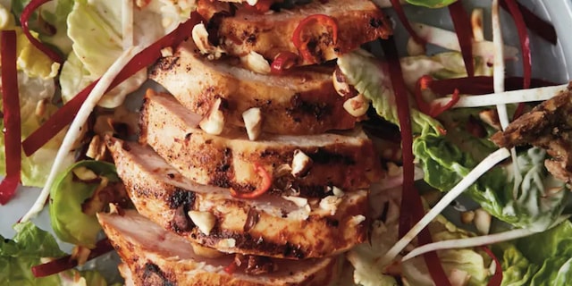 Zimní salát s celerem, řepou a grilovaným chilli kuřetem