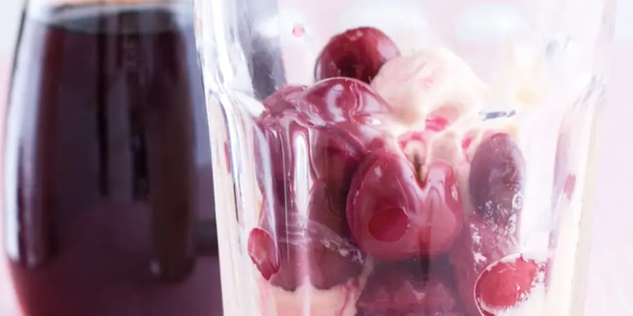 Třešňový dezert se zmrzlinou a coca colou