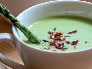 Chřestové „cappuccino“ s křupavou slaninou