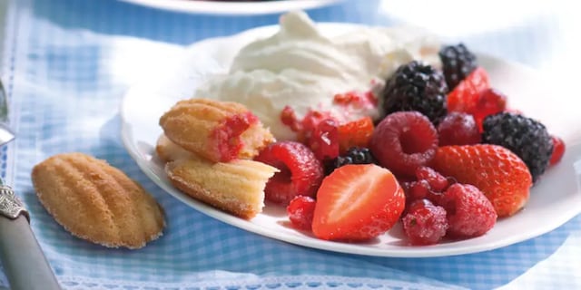 Letní ovoce s madlenkami a krémem