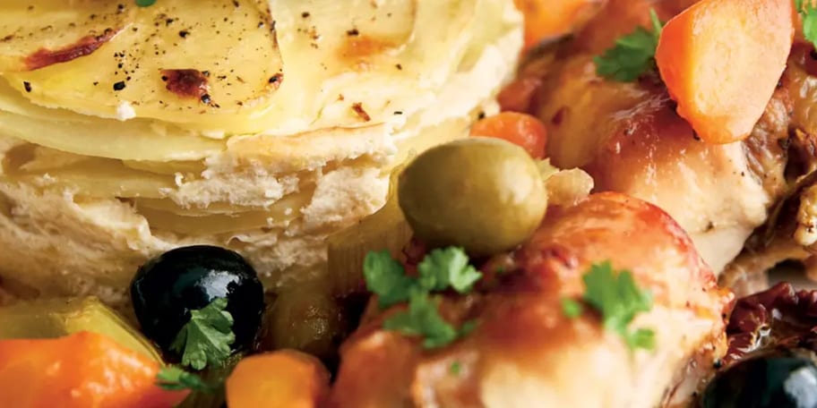 Králík s olivami a sušenými rajčaty