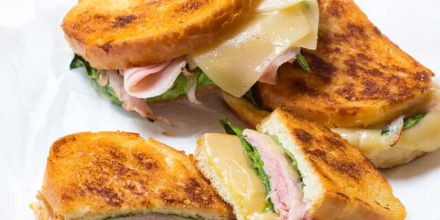 Domácí sendvič se šunkou, sýrem a špenátem