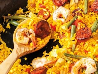 Španělská paella s krevetami a šafránem