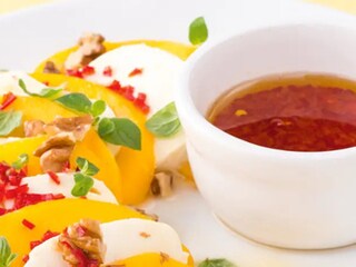 Carpaccio z manga s mozzarellou a chilli