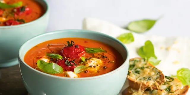 Rajčatová polévka s parmazánovočesnekovým chlebem