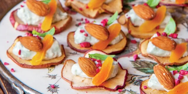 Jablečné jednohubky s modrým sýrem