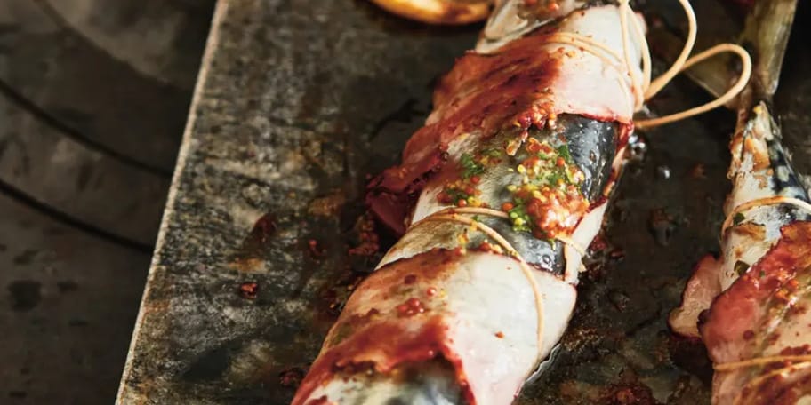 Makrela s hořčicí, petrželí a slaninou