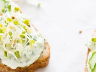 Chleby s tvarohovými tzatziki