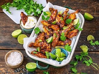 Grilovaná kuřecí křídla Piri-Piri s koriandrovým dipem