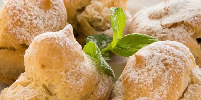 Profiteroles plněné čokoládovým krémem