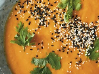 Mrkvovo-batátová polévka s pomerančem a koriandrem