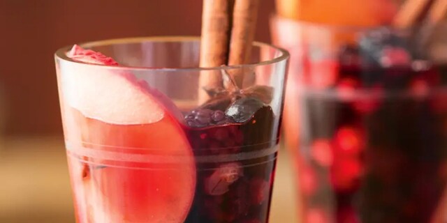 Kořeněné svařené víno s ovocem