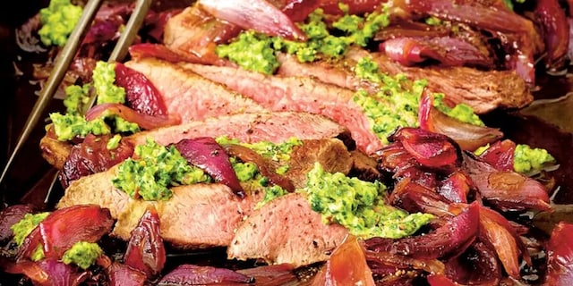 Queensland steak s chimichurri omáčkou a glazovanou cibulkou