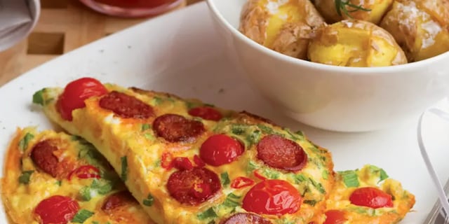 Vaječná omeleta s chorizem a rajčaty