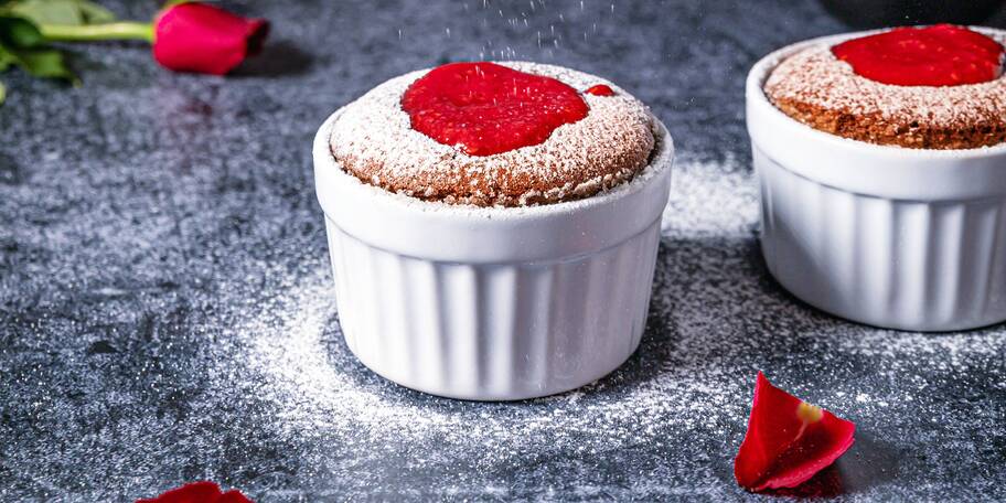Čokoládové suflé s malinovým pyré