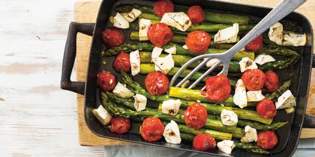 Pečený chřest s cherry rajčaty a salátovou lučinou