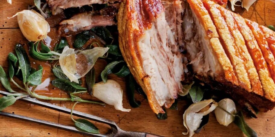 Pečený bůček s česnekem a šalvějí