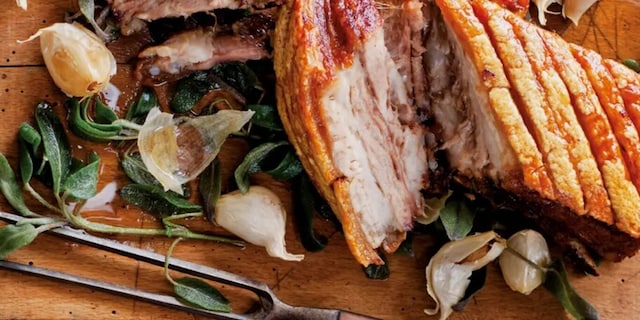 Pečený bůček s česnekem a šalvějí