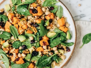 Salát s cizrnou, quinoou a pečenými batáty