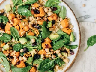 Salát s cizrnou, quinoou a pečenými batáty