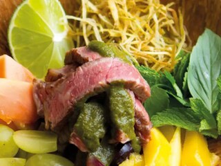 Thajský hovězí salát s mangem, papájou a mátovým dresinkem