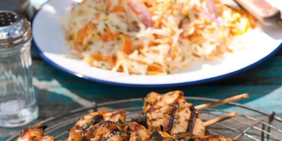 Výtečný salát Coleslaw se sýrem čedar