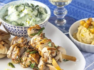 Kuřecí souvlaki s pita chlebem a tzatziki