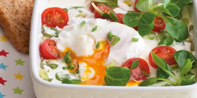 Sázené vejce se salátem s pečeným jogurtem