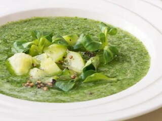 Studená avokádová polévka