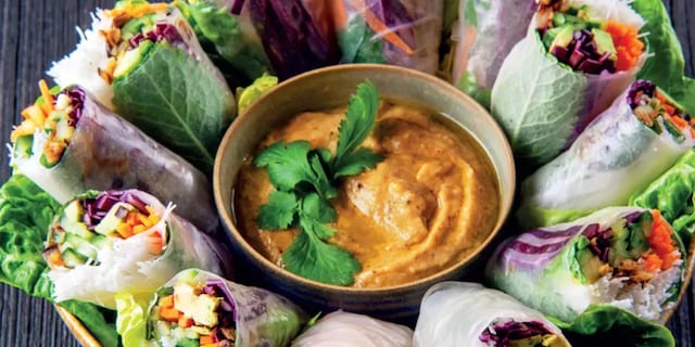 Svěží jarní závitky s lilkem a dipem z tahini