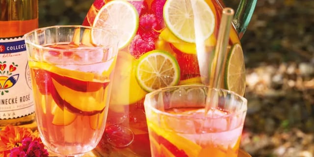 Rosé sangria plná letního slunce