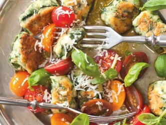 Špenátovo-tvarohové knedlíčky s rajčatovou salsou