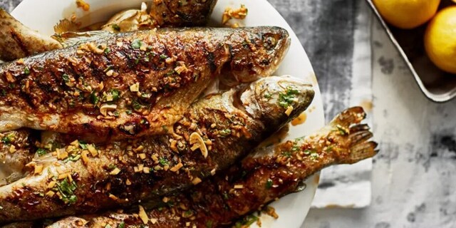 Grilovaní pstruzi v koriandrovo-zázvorové marinádě