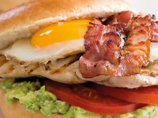 Krůtí burgery se sýrem a avokádem