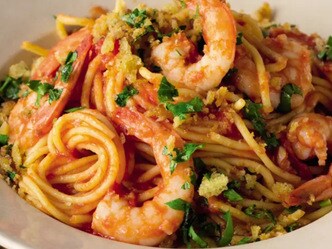 Špagety s krevetami, rajčaty a strouhankou