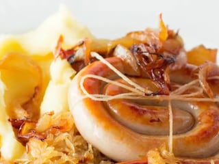 Pečená vinná klobása se zelím