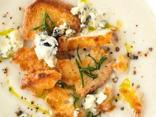 Květáková polévka s rozmarýnovými krutony