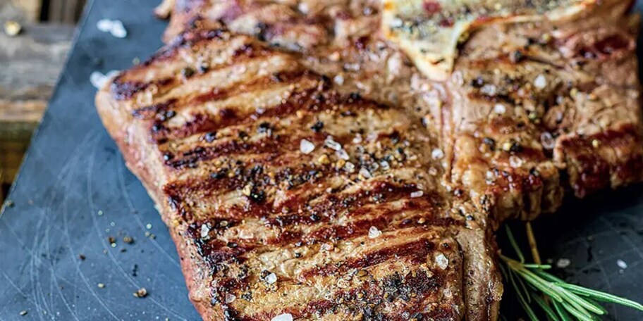 T-bone steak v rozmarýnovém oleji