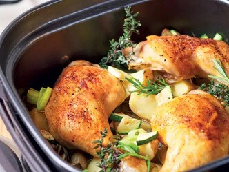 Pečená kuřecí stehna se zeleninou a brambory