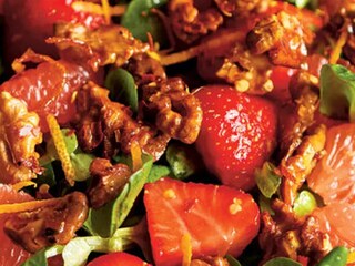 Salát s jahodami, růžovým grepem a chilli vlašskými ořechy