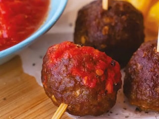 Hovězí kuličky s rajčatovou omáčkou a domácími hranolkami